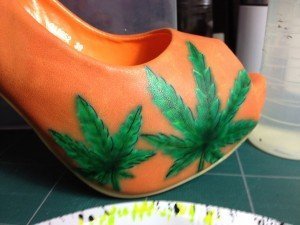 Zapatos con aerografía de hojas de marihuana.
