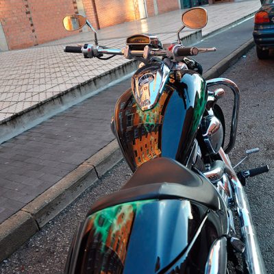 Aerografía de fuego real y lobo sobre depósito de Suzuki Intruder