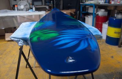 tabla de surf customizada con aerografía floral tropical
