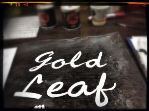 Ejercicio de Lettering, Gold Leaf y Pinstriping sobre metal por Air Custom Paint 03   