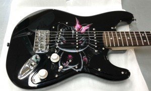 aerografía en guitarra hell-on kitty-5 